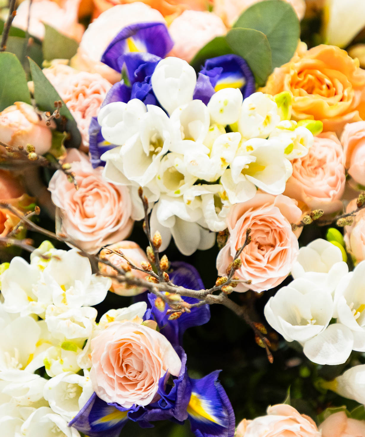 Букет «Aubetin» с розами и фрезиями