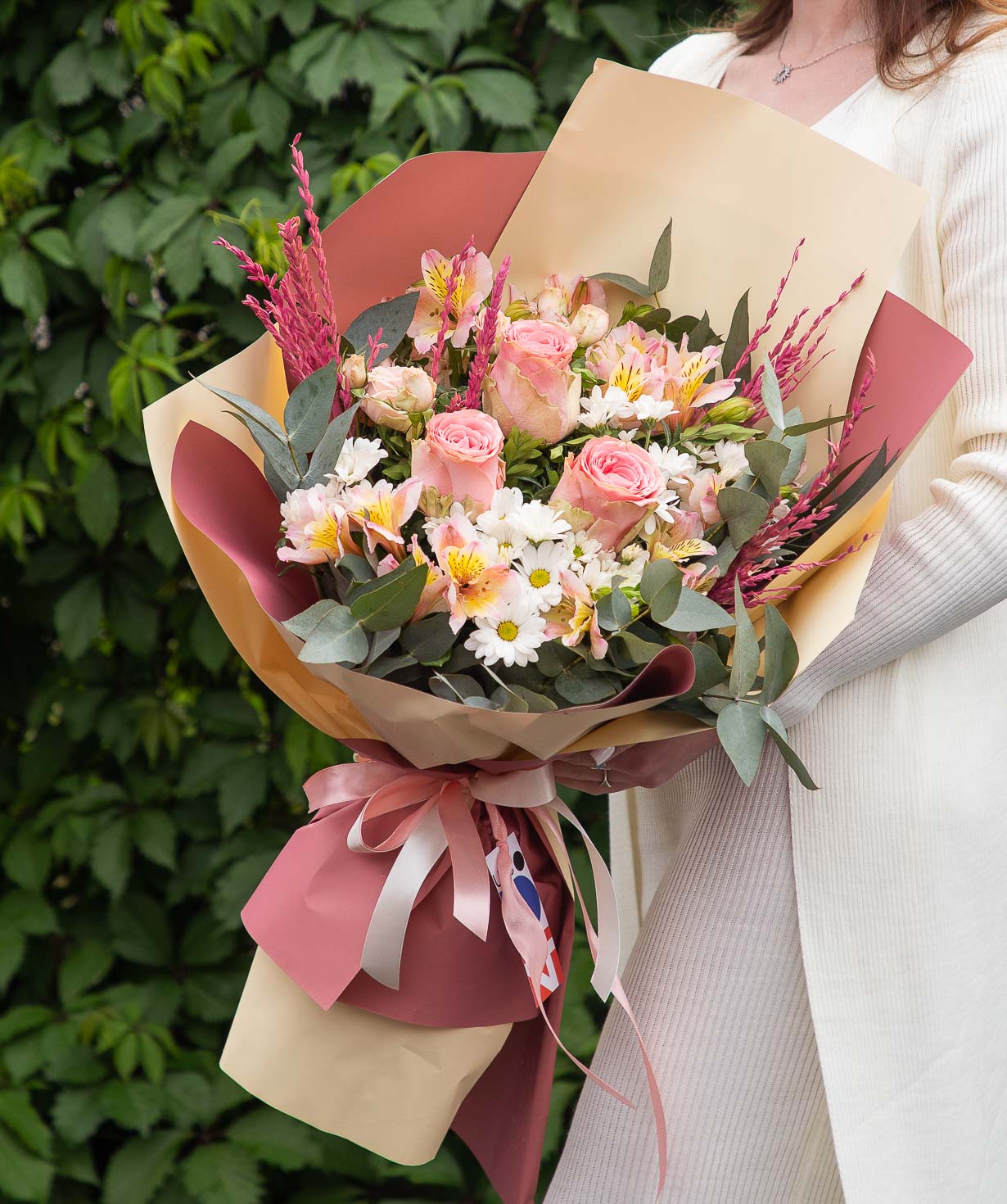 Bouquet «Fairbanks» with roses and chrysanthemums