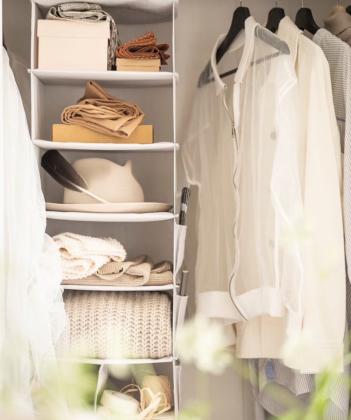 Cloth cabinet ''BLÄDDRARE'' hanging