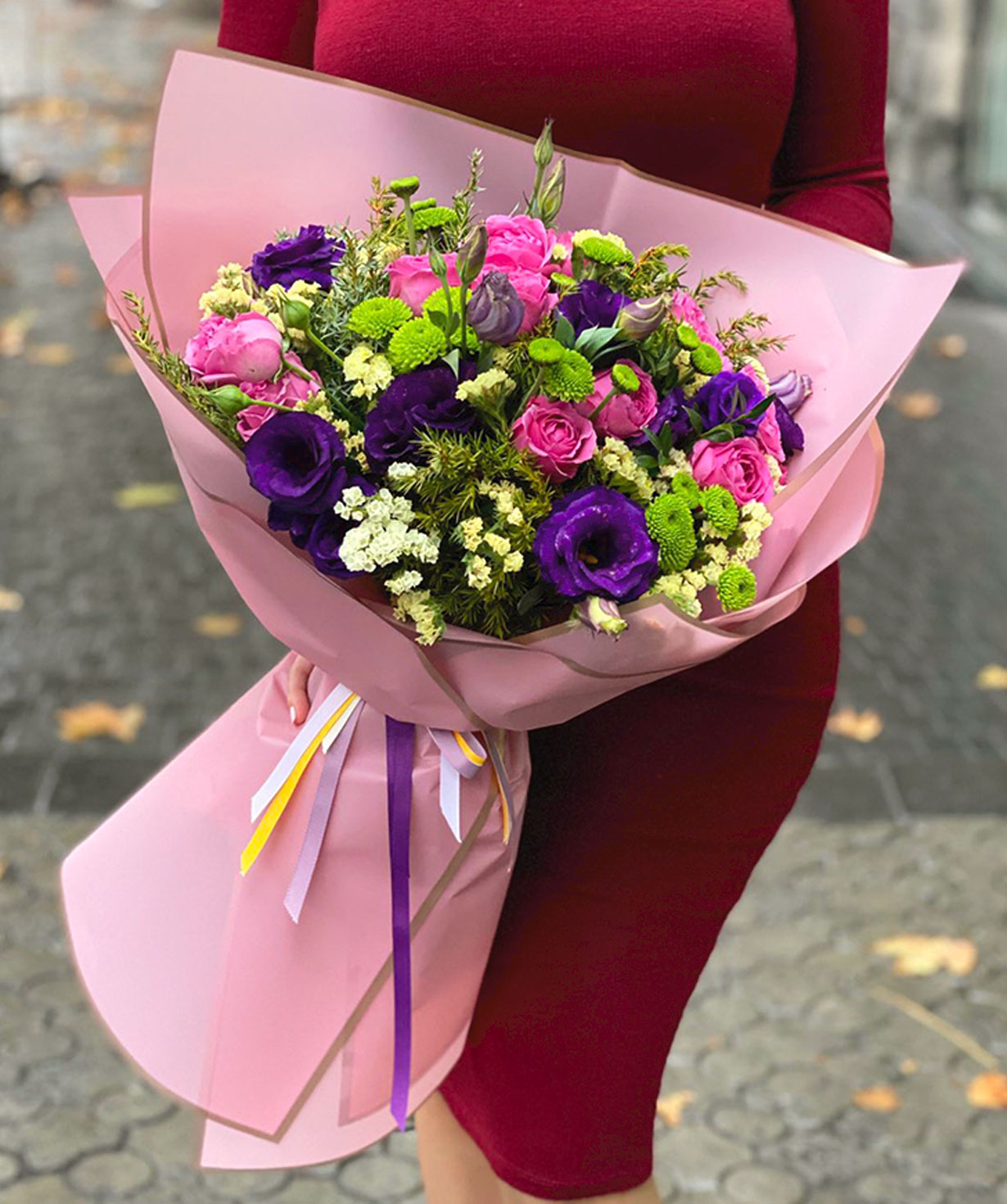 Bouquet of `Havr` roses with lisianthus