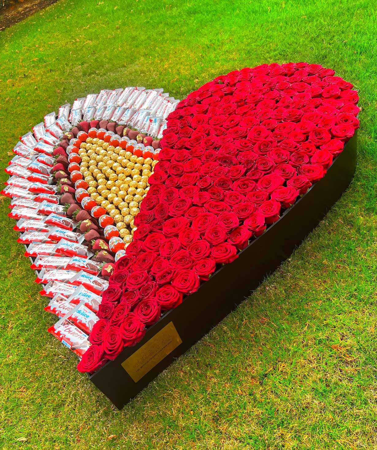 Heart-shaped sweet composition ''Sweet Elak'' with Dutch roses