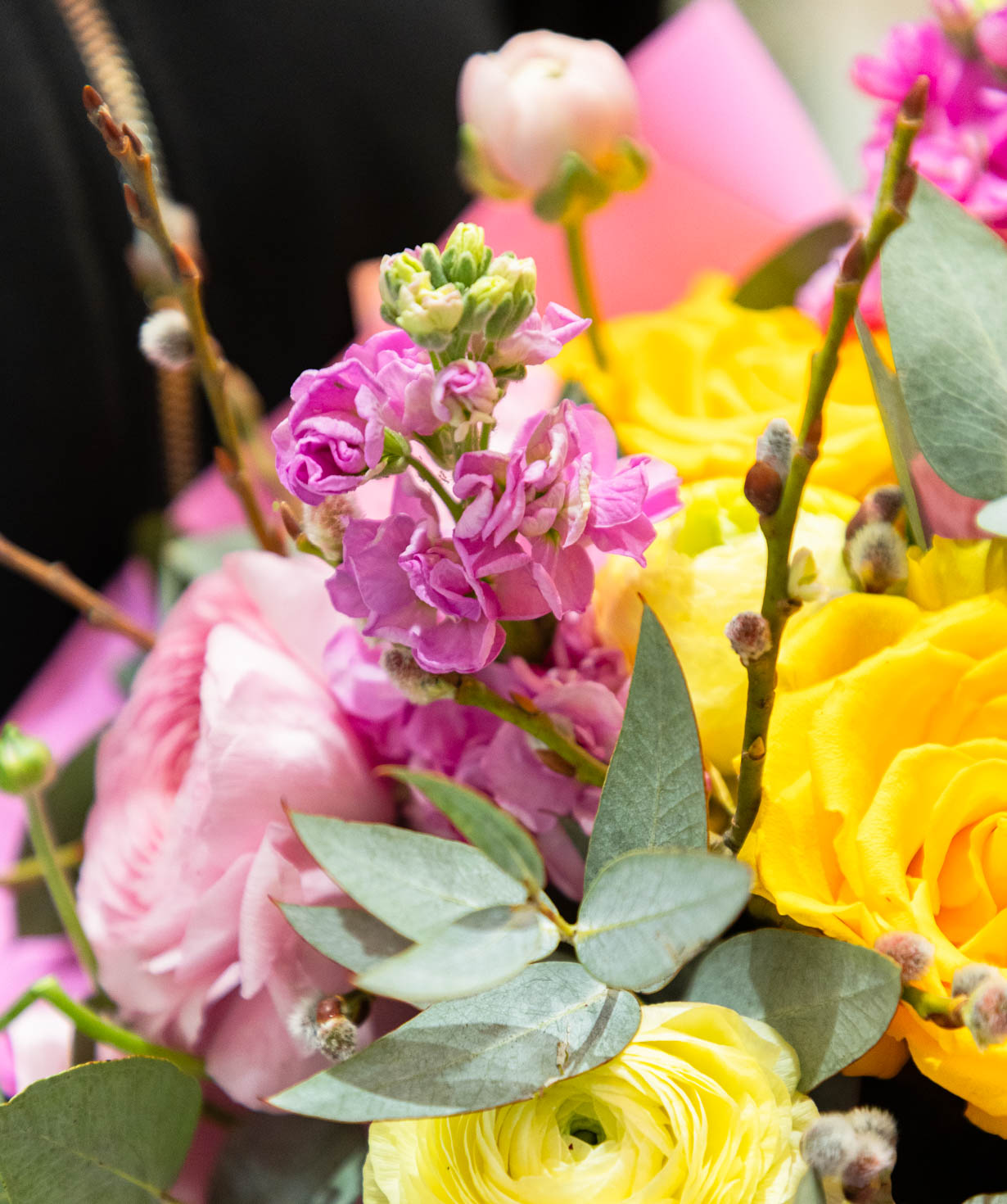 Ծաղկեփունջ «Baize» վարդերով և հրանուկներով