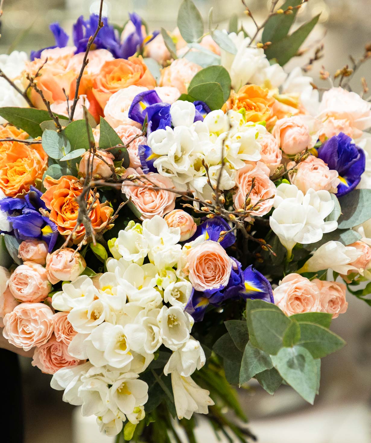 Букет «Aubetin» с розами и фрезиями