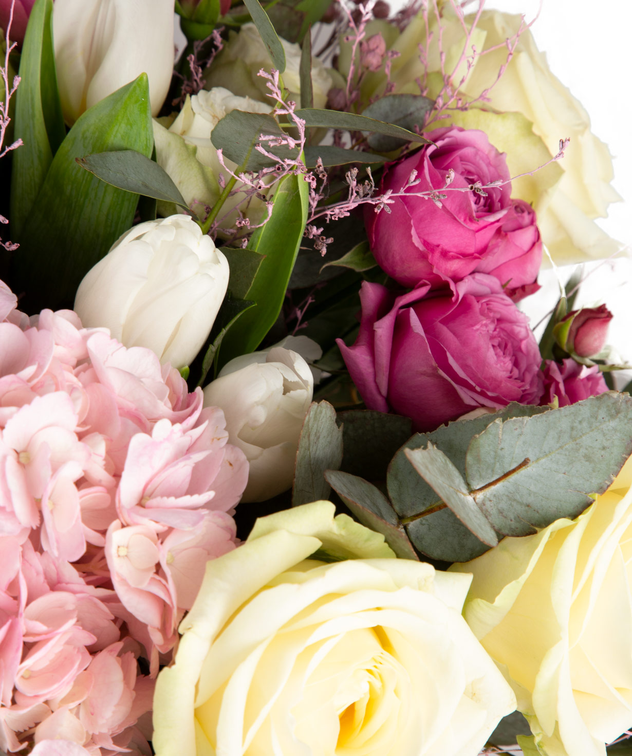 Букет ''Мало'' с кустовыми розами и тюльпанами