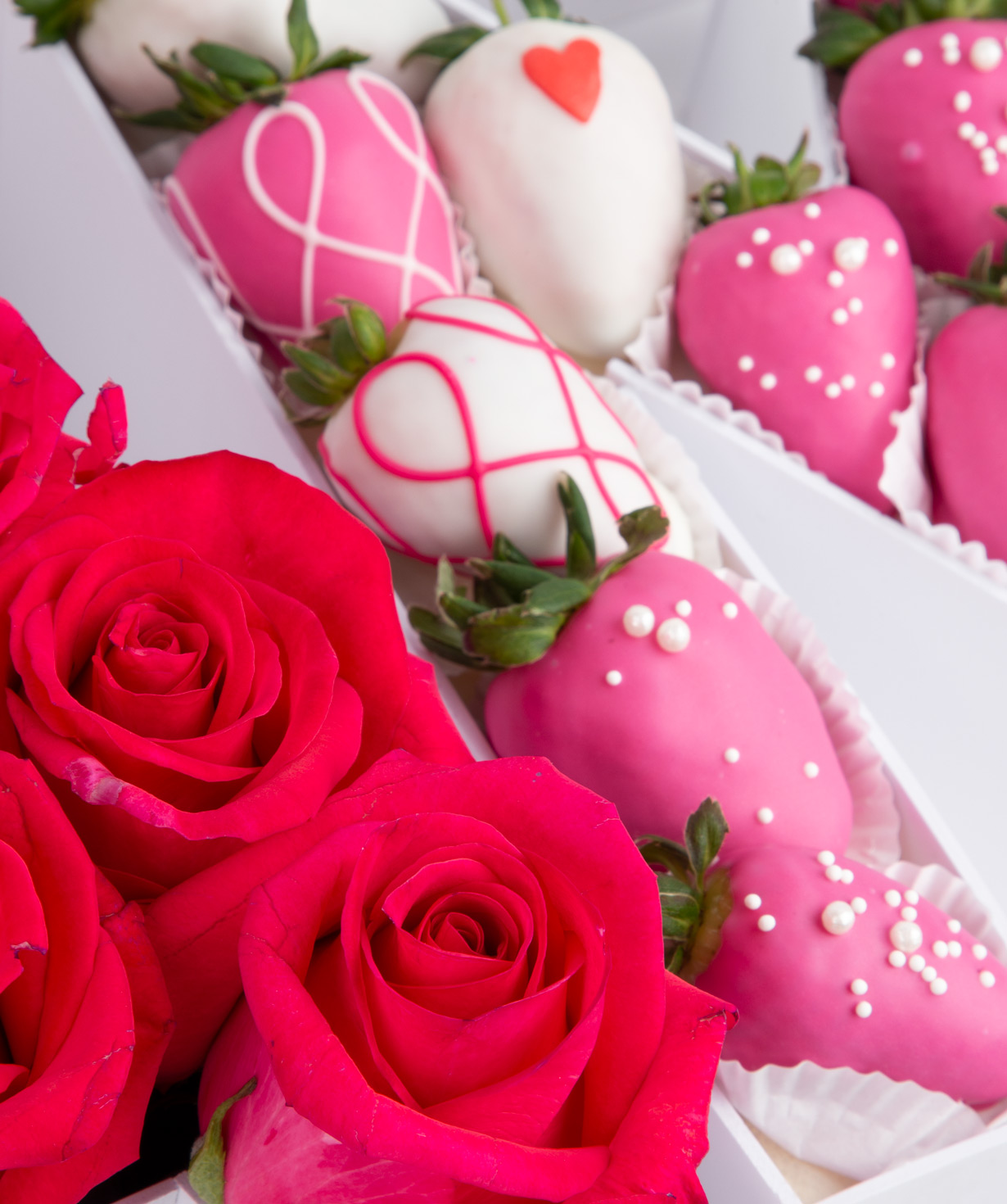 Gift box ''Sweet Elak'' with roses and chocolate covered strawberries