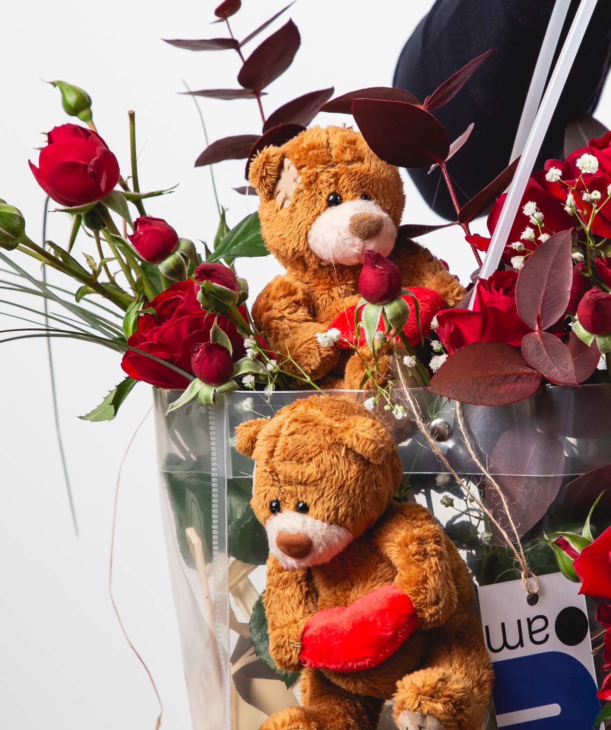 Композиция «Мадура» с кустовыми розами и мишкой