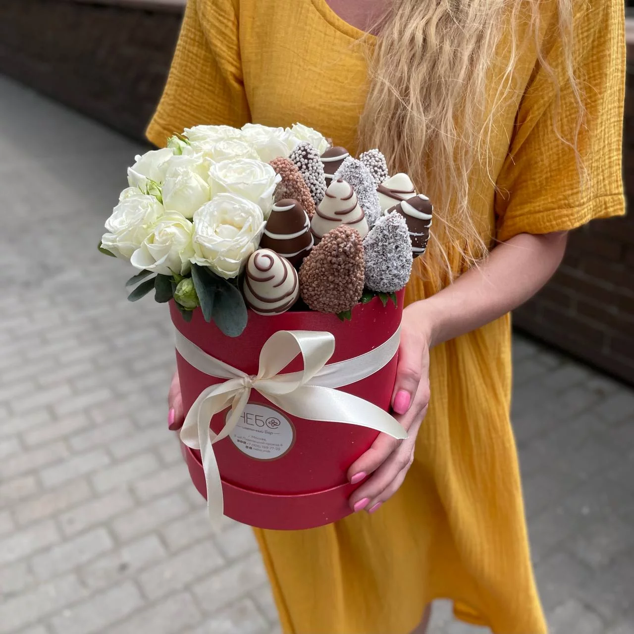 Moscow․ composition №040 with strawberries and flowers