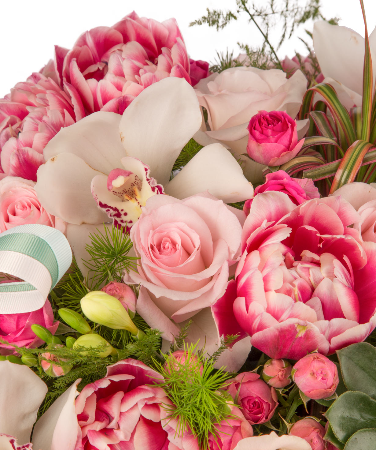 Композиция `Кельме` с розами, тюльпанами и фрезиями