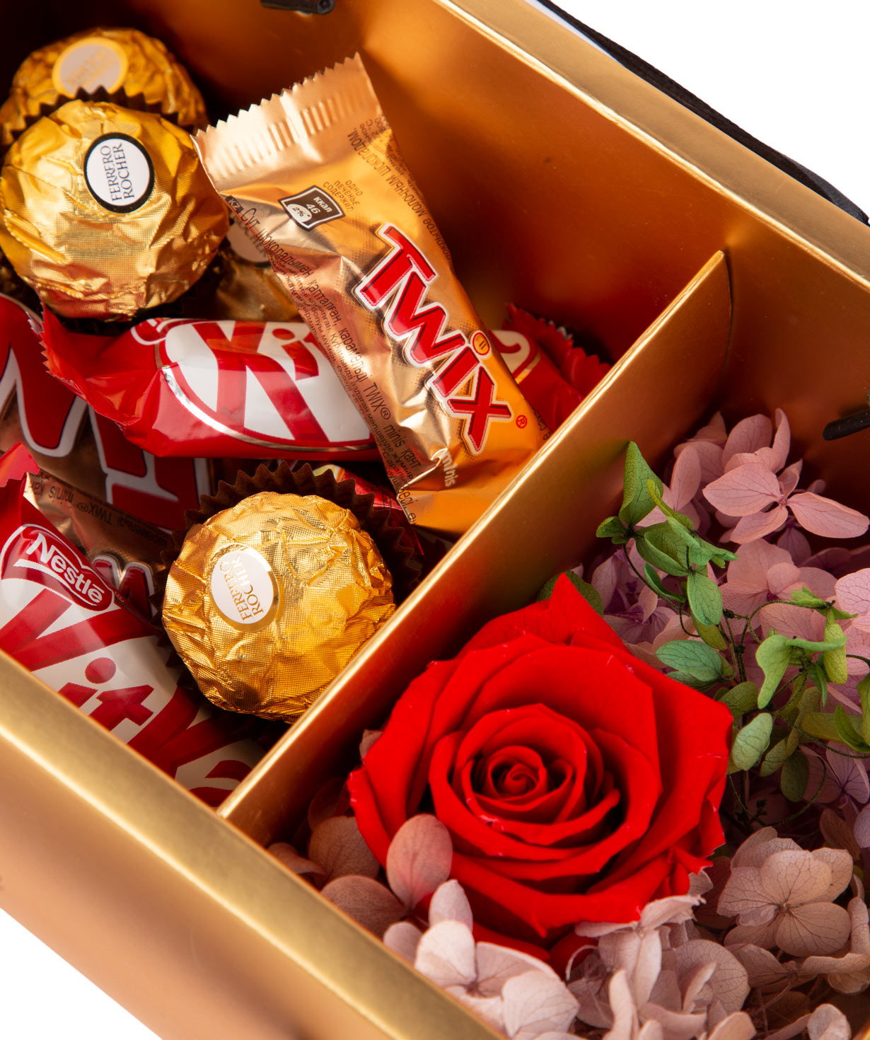 Подарочная коробка `EM Flowers` с вечной розой, гортензиями и шоколадные конфеты