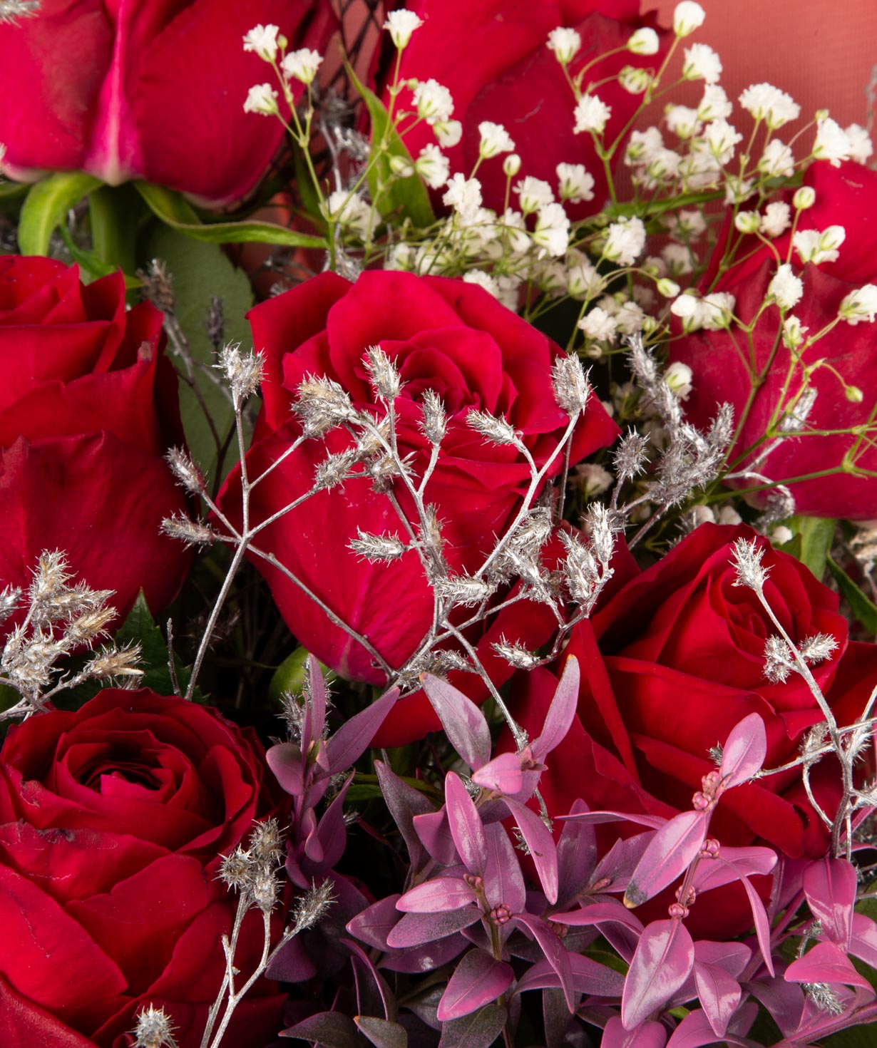 Ծաղկեփունջ «Պադակա» վարդերով և չորածաղիկներով