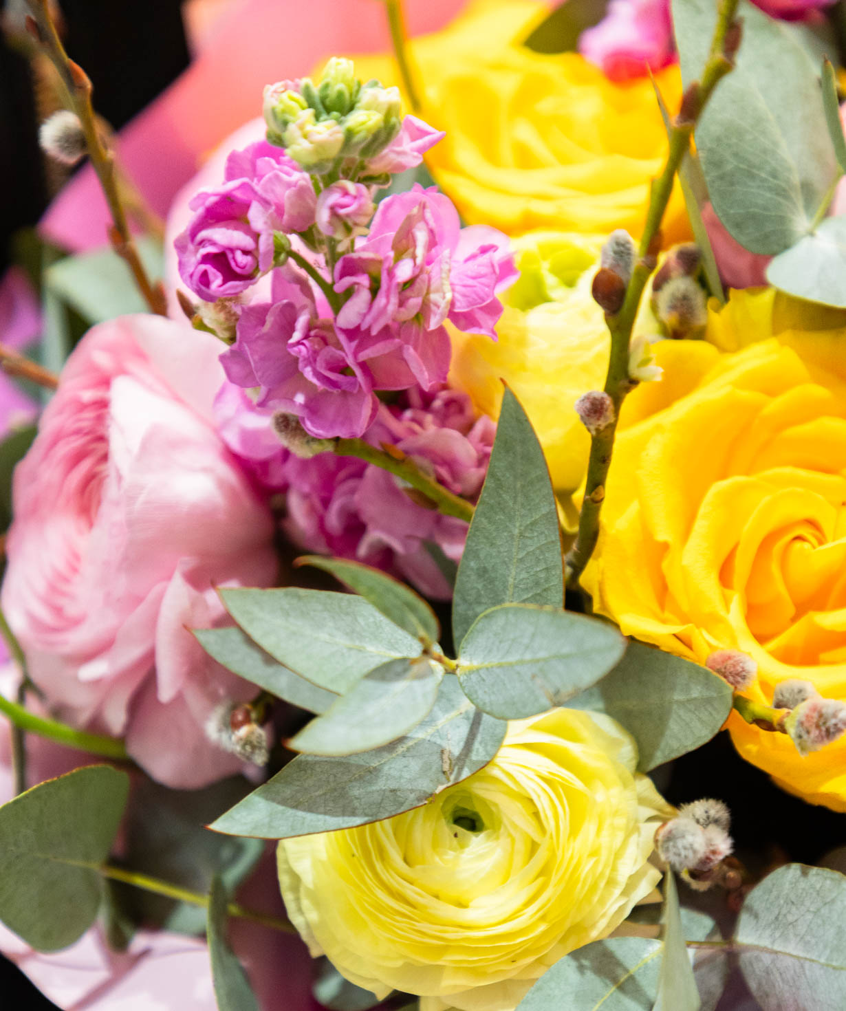 Ծաղկեփունջ «Baize» վարդերով և հրանուկներով