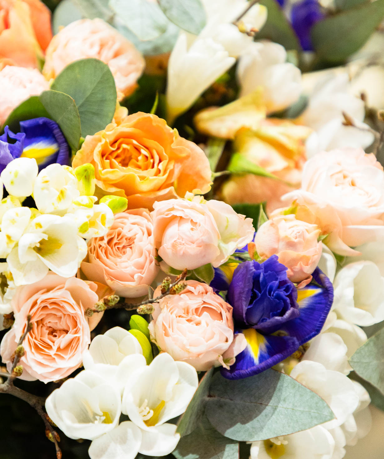 Букет «Aubetin» с розами и фрезиями