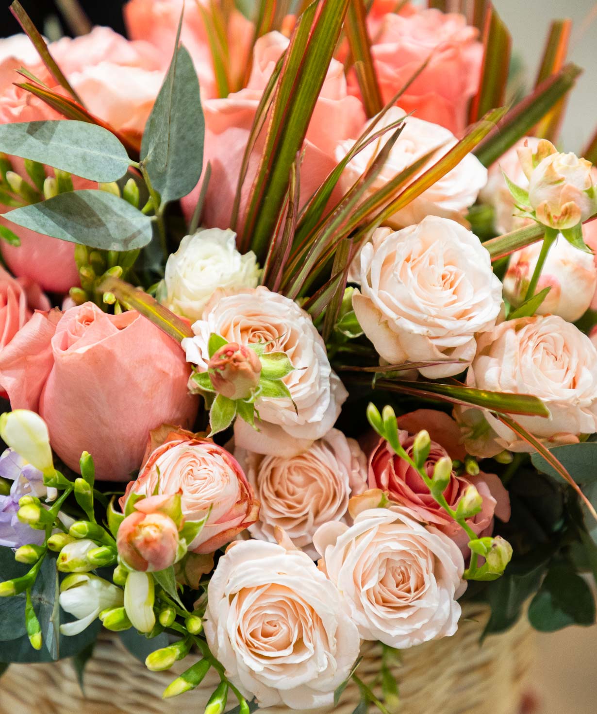 Композиция «Authion» с розами и фрезиями