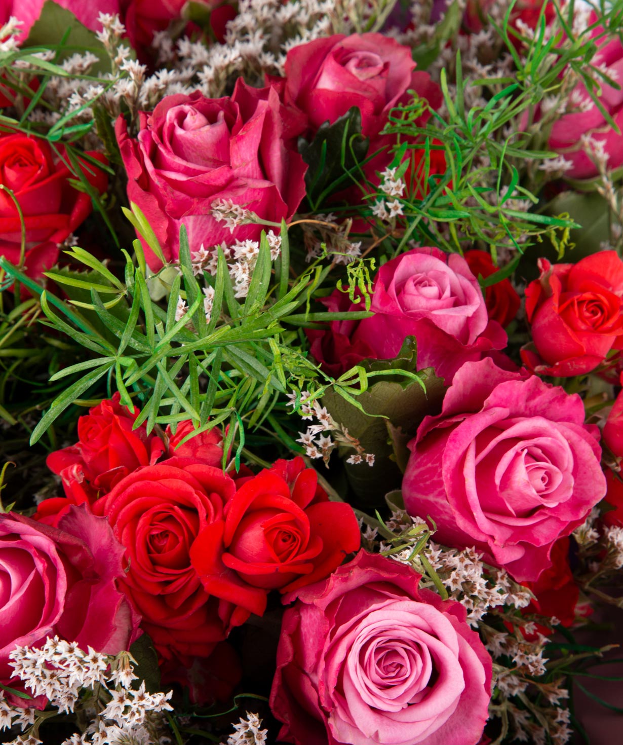 Букет `Орхус` с розами и полевыми цветами