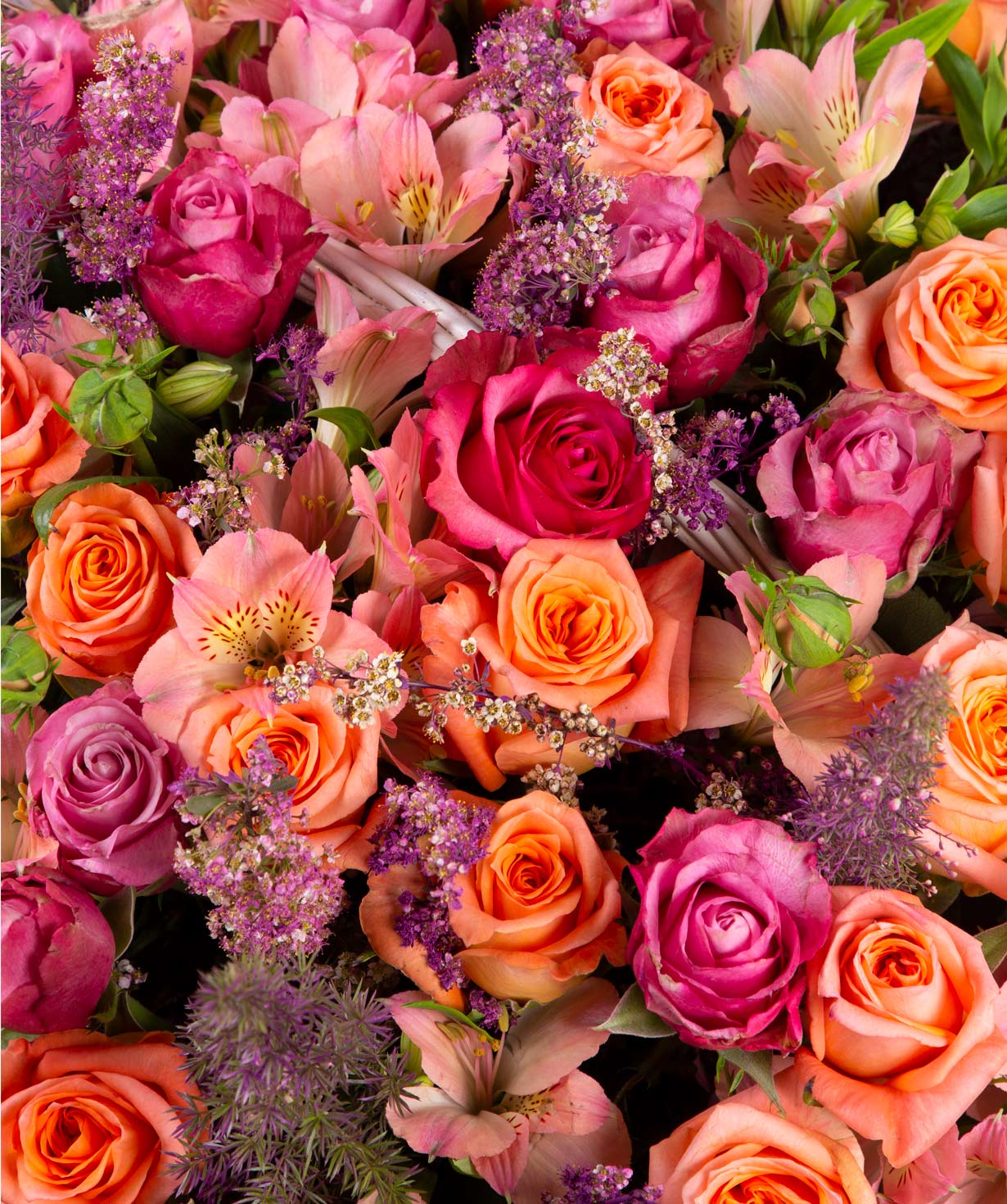 Ծաղկեփունջ «Վալետա» վարդերով և ալստրոմերիաներով