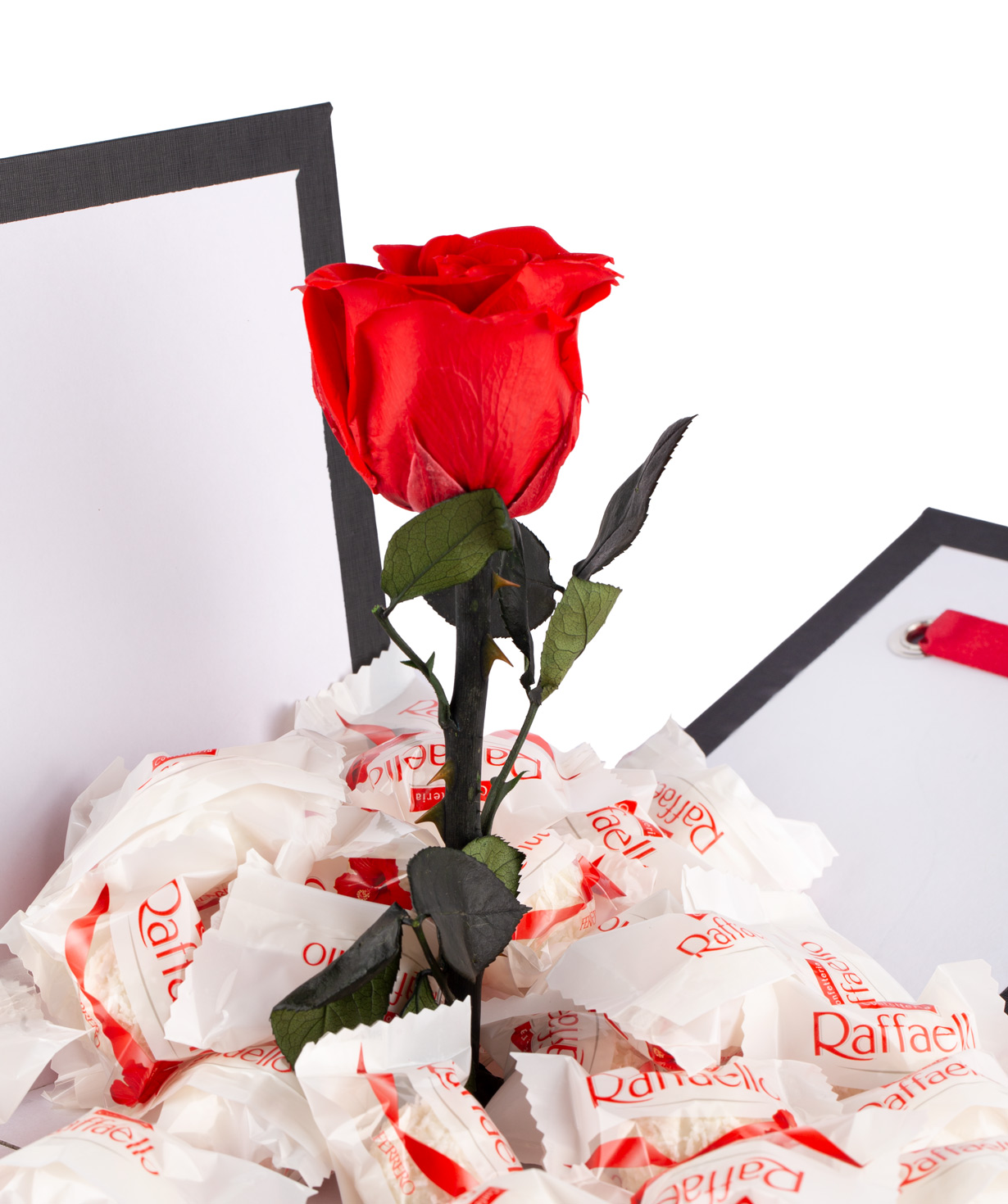 Роза `EM Flowers` красная вечная с конфетами