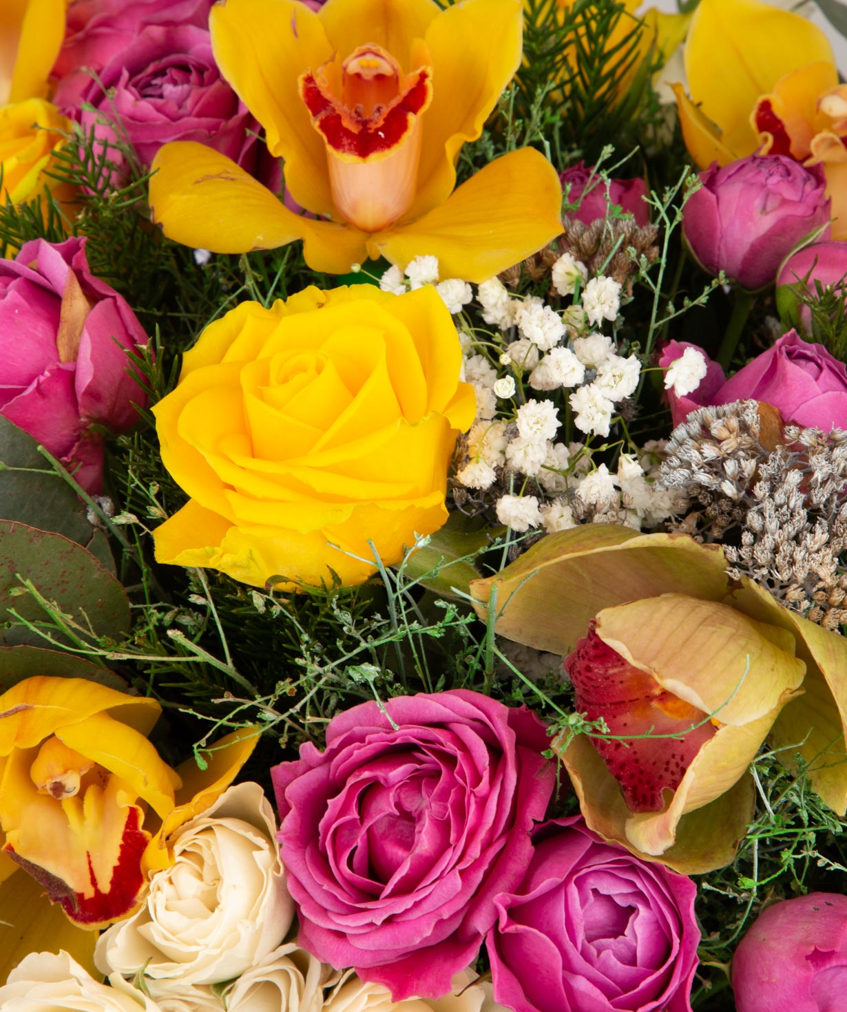 Букет `Госфорд` с розами и сухоцветами