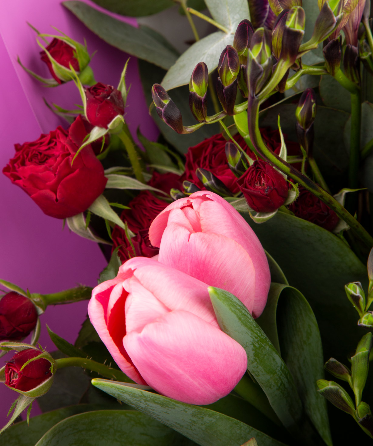 Ծաղկեփունջ «Ռավեննա» փնջային վարդերով, կակաչներով, ֆրեզիաներով
