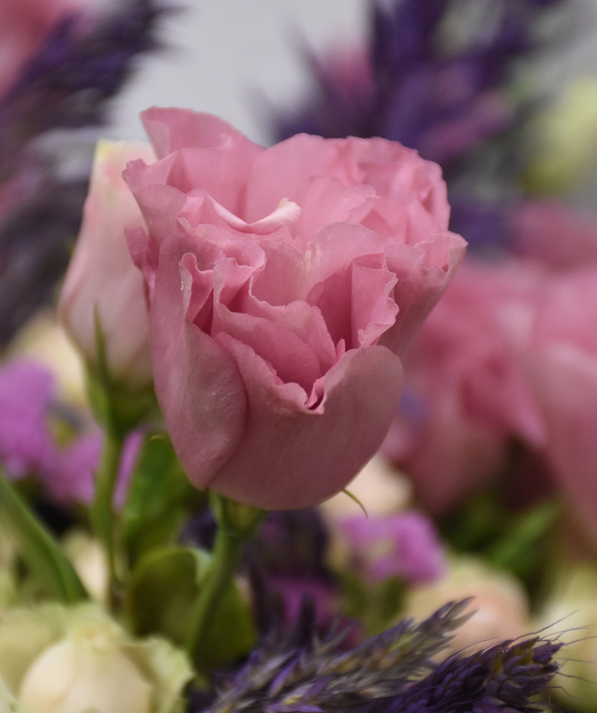 Ծաղկեփունջ «Լիզիա» փնջային վարդերով և լիզիանտուսներով