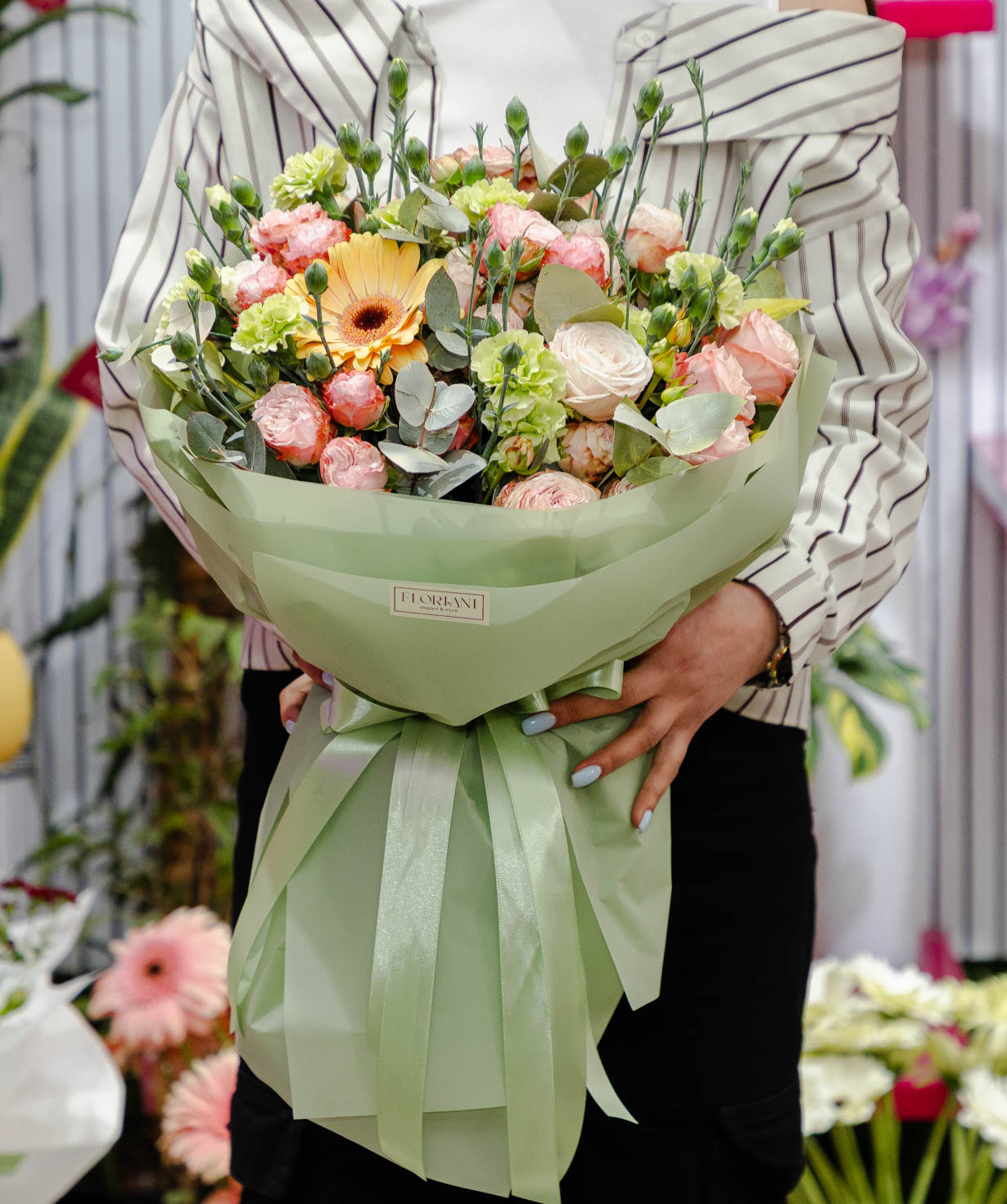 Bouquet «Floriani» with spray roses and cloves №24