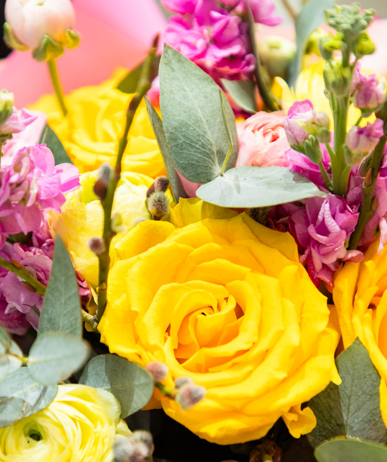 Ծաղկեփունջ «Baize» վարդերով և հրանուկներով