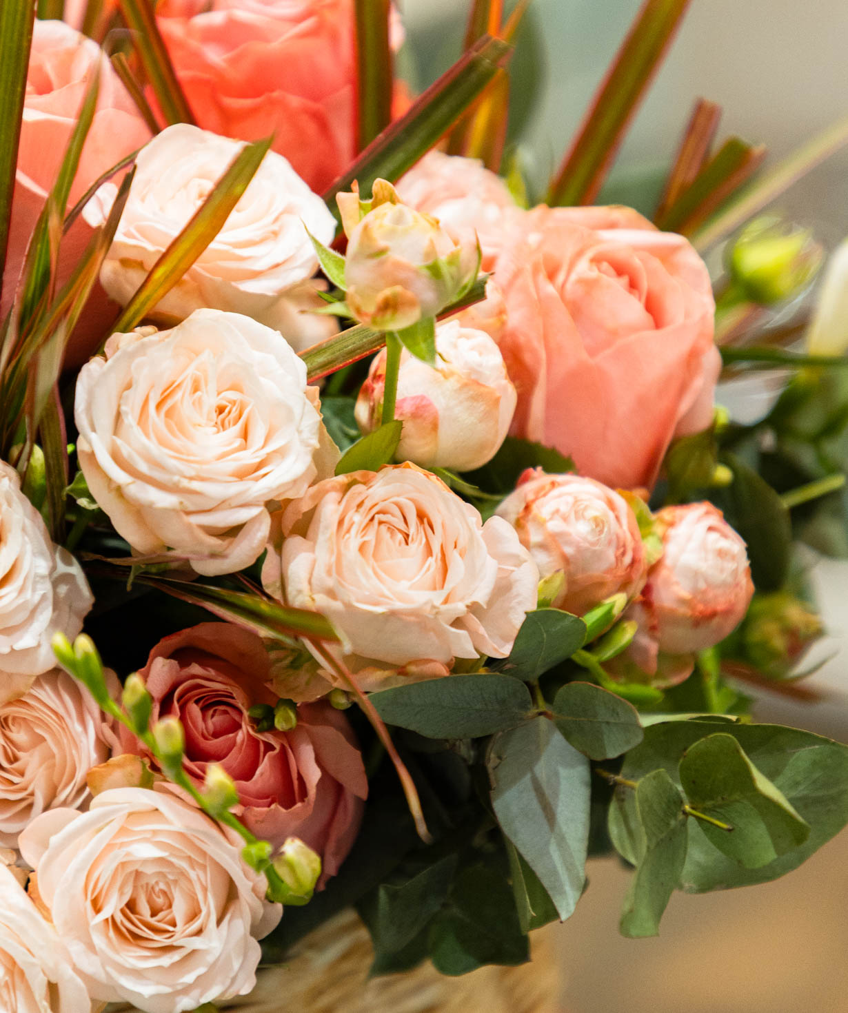 Композиция «Authion» с розами и фрезиями