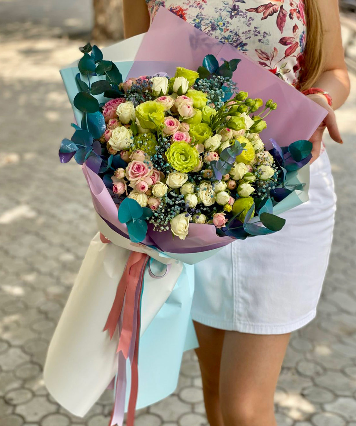 Bouquet `Trezivio` with spray roses and lisianthus