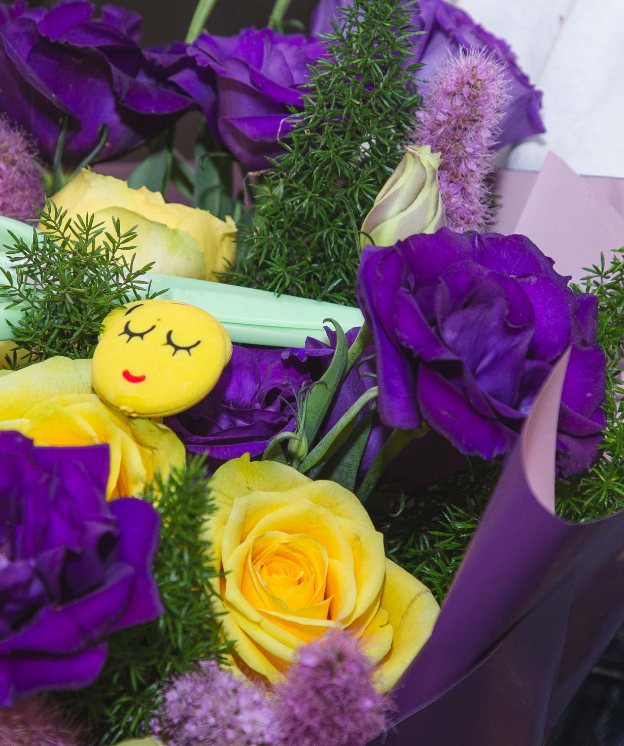 Букет «Бидинген» с розами и лизиантусами