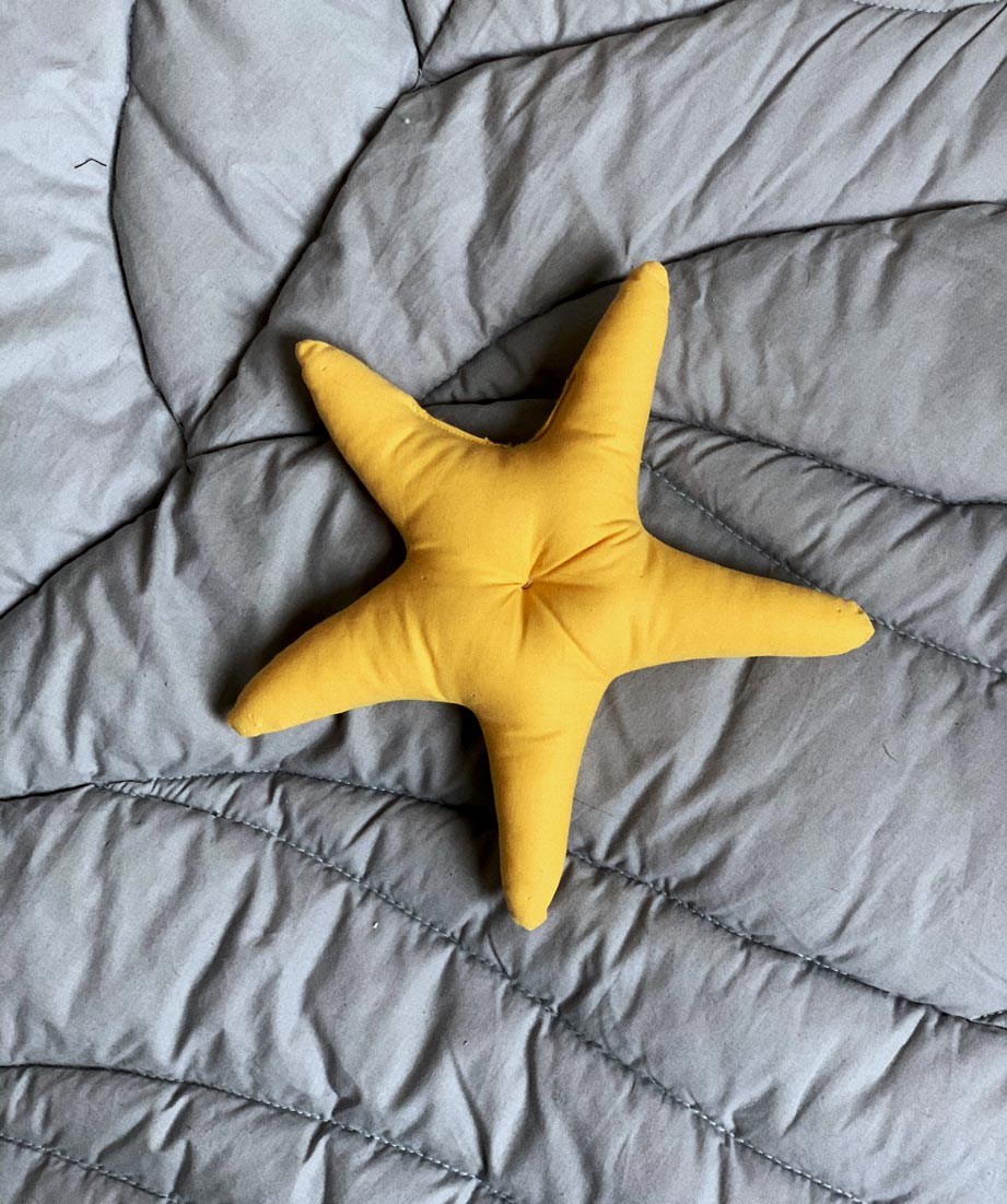 Подушка - игрушка `Darchin` звезда маленькая