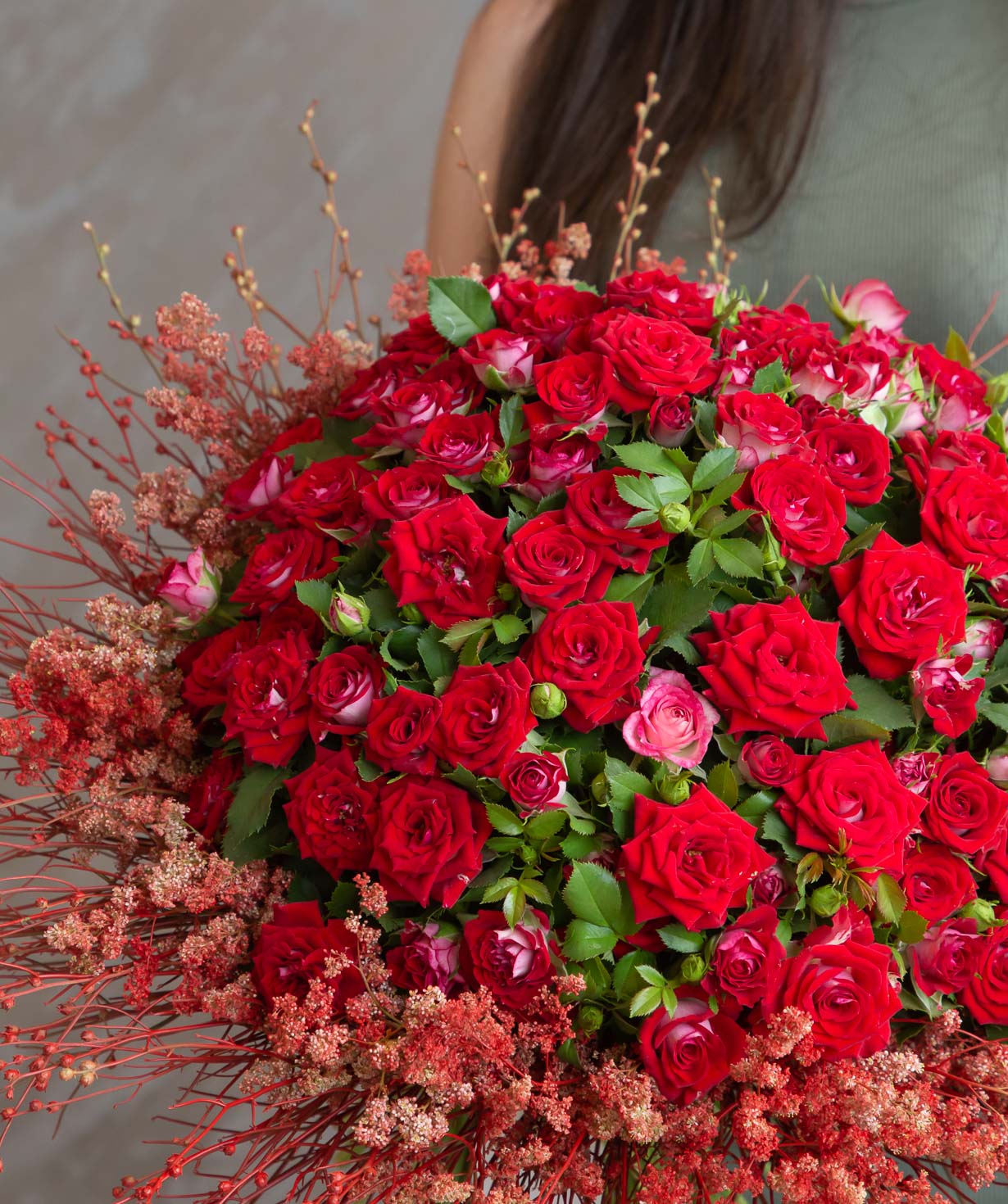 Ծաղկեփունջ «Պետրիտոլի» փնջային վարդերով և դաշտային ծաղիկներով