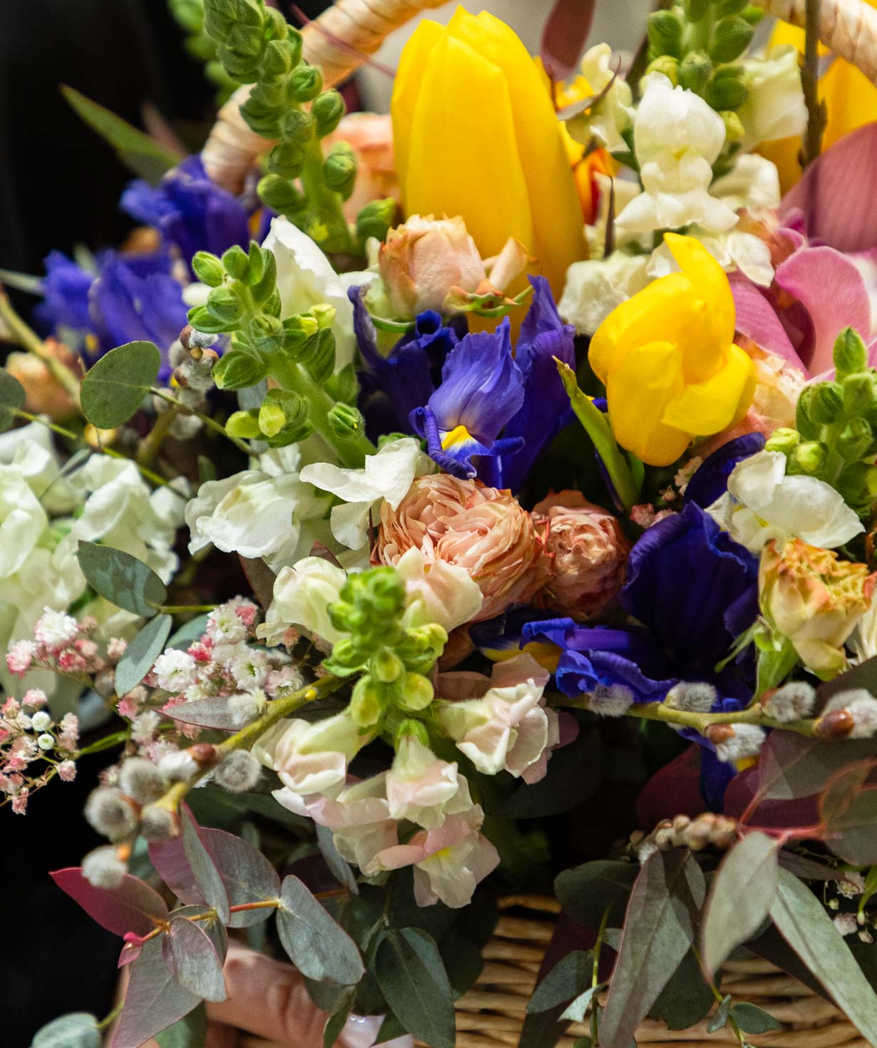 Կոմպոզիցիա «Auzoue» կակաչներով և ֆրեզիաներով